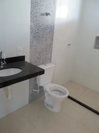 Imagem Casa Linear composta por: 2 quartos, sendo 01 suite, Sala de estar e jantar, Banheiro Social, Cozinha Americana, área de serviço, vaga de garagem; ár