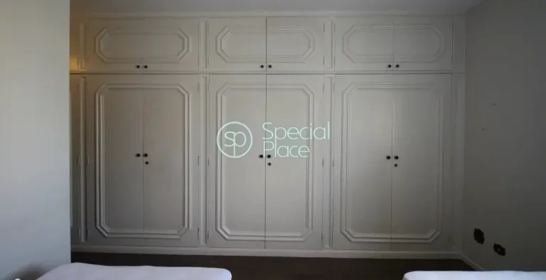 Imagem Amplo apartamento à venda com 4 quartos, sendo 2 suítes, e 4 banheiros no total. Este apartamento ...