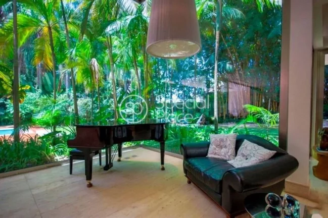 Imagem CASA ESPETACULAR, projetada por Mônica Drucker. Residência localizada em um verdadeiro refúgio no...