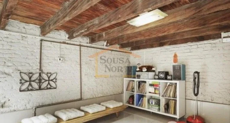 Imagem A casa é muito charmosa, muito iluminada com luz do sol natural e arborizada. Sala principal conta ...