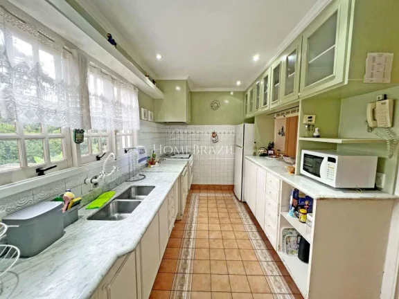 Imagem Apartamento duplex à venda a 400m do Capivari, Campos do Jordão, com 5 suítes, lareiras, calefação, hidromassagem e 2 vagas de garagem.