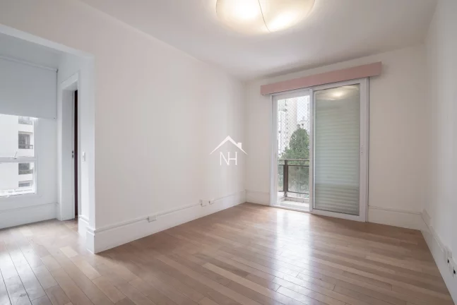 Imagem Apartamento de 260m ao lado do Parque Ibirapuera, com 4 dormitórios (2 suítes), varanda, 3 vagas com depósito, piscina, quadra, churrasqueira, sauna