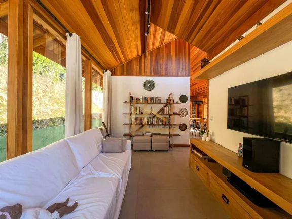 Imagem Casa Linear com 4 quartos e lazer privativo dentro de condomínio de Teresópolis