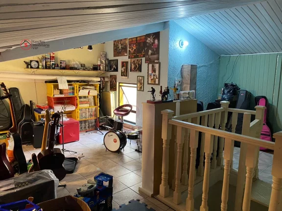 Imagem Excelente sobrado, 220 metros, 3 dormitórios, 3 vagas cobertas, portão automático, quintal com churrasqueira, rua larga e tranquila.