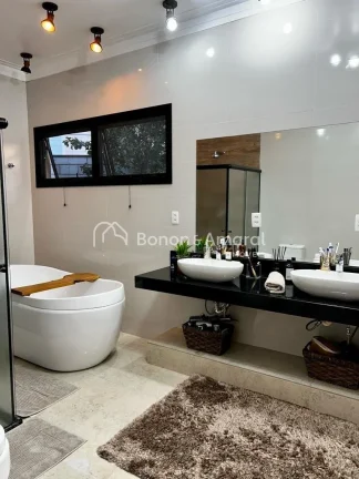 Imagem Casa térrea com 3 quartos (todos suítes, sendo a máster com closet), em terreno de 750 m² e 374 ...