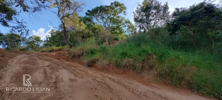 Imagem "Oportunidade única! Terreno em declive com vista deslumbrante e infraestrutura completa em condomínio de chácaras com portaria 24 horas"