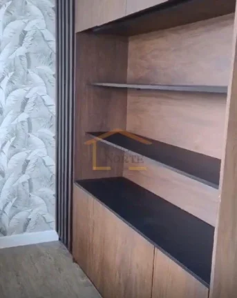 Imagem Sala comercial, piso frio, divisória, 2 banheiros, sacada e 1 vaga de garagem. 64m².
Ideal para es...