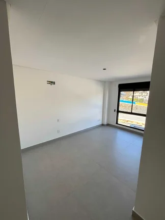 Imagem Sobrado triplex com 3 suítes e 4 vagas de garagem no bairro Ariribá em Balneário Camboriú/SC