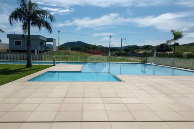Lindo e Plano Terreno em Condomínio com Lazer Completo.