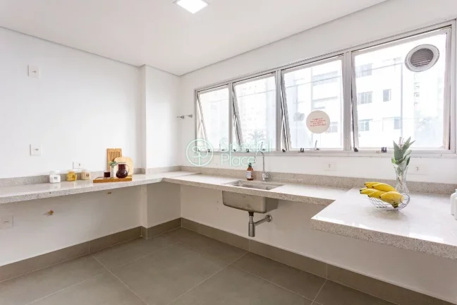 Imagem Em Moema, ao lado da estação de metrô de mesmo nome e a uma curta caminhada do Parque Ibirapuera,...