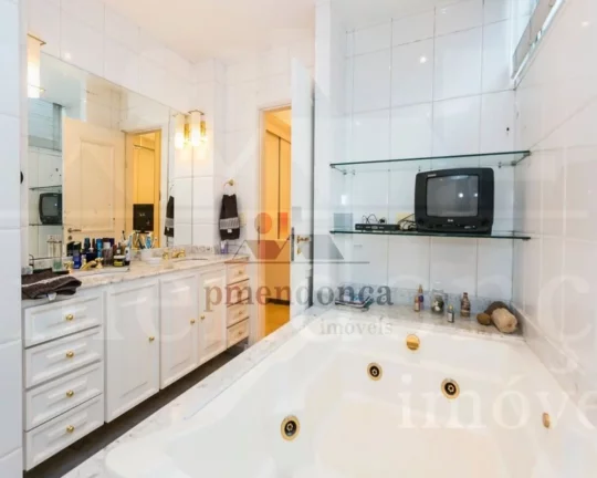 Imagem Apartamento com piso de tacos, living para 3 ambientes, lavabo, sala de jantar, sala de estar, 3 dor...