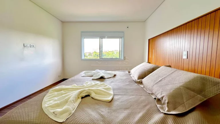 Imagem Residência com Arquitetura Imponente e Vista Permanente