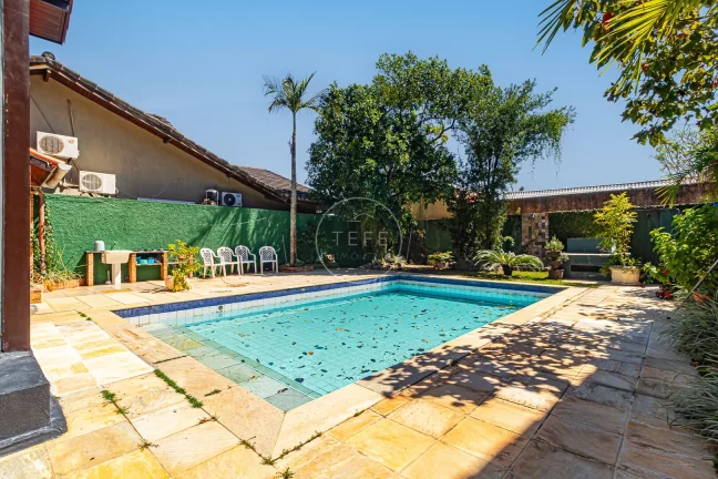 Imagem CASA com 3 DORMITÓRIOS em CONDOMÍNIO FECHADO - 199m² de área construída