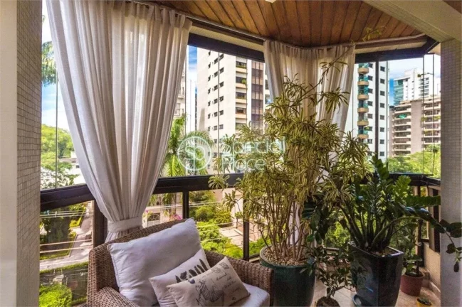 Imagem Localizado em Moema Índios, totalmente fora de rota, apartamento amplo. possui 172 metros, living c...