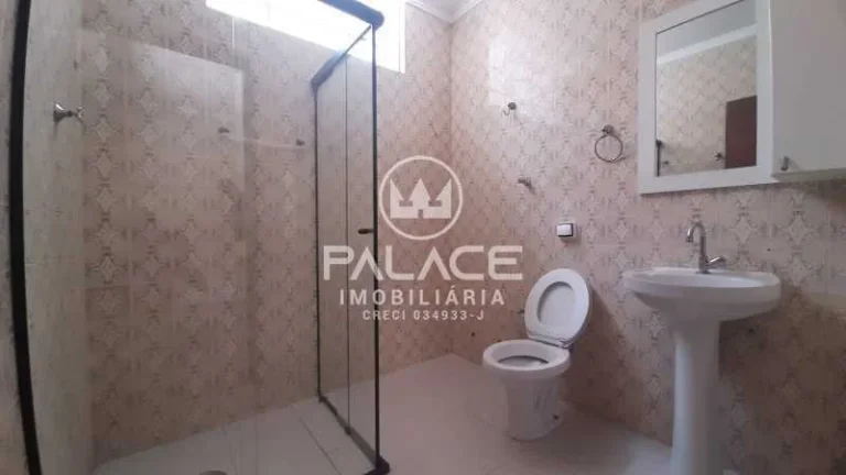 Imagem Esta excelente casa está localizada em um dos bairros mais desejados da cidade, oferecendo conforto...