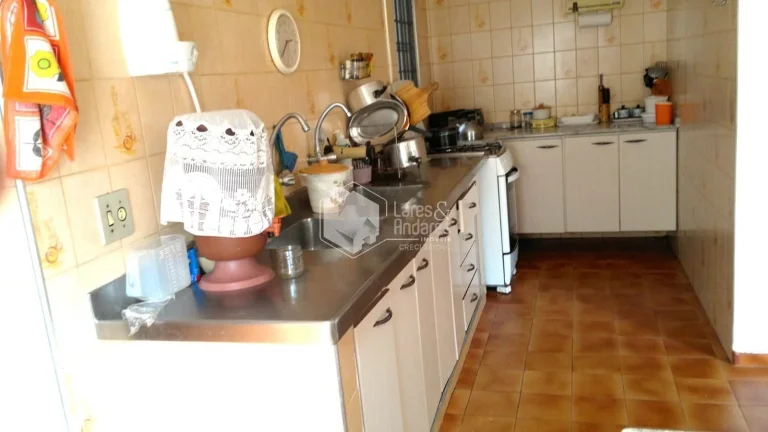 Imagem CASA À VENDA, COM 296M² COM 6 AMPLOS DORMS, COM 2 SUÍTES, 4 SALAS, COZINHA COM PLANEJADOS, CHURRASQUEIRA E 8 VAGAS - TREMEMBÉ - SP