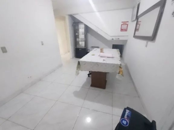 Imagem Descubra o conforto e a praticidade de viver no bairro Zilah Spósito, em Belo Horizonte! Esta casa encantadora oferece 200m² de área útil, distribuídos em ambientes amplos e bem iluminados, perfeitos