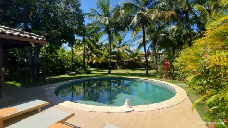 Imagem Casa Mobiliada em Condomínio com Piscina em Praia do Forte - Venda