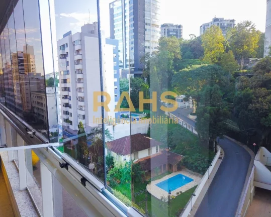 Imagem Completo em todos os detalhes, contemplada com um edifício de formas ousadas e modernas. Localizado...