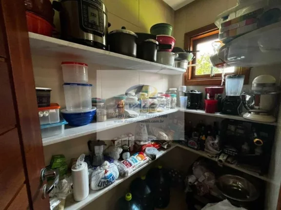 Imagem Vendo casa em condomínio fechado de alto padrão, com 300 m², 4 suítes, sala p/ 3 ambientes e 3 vagas