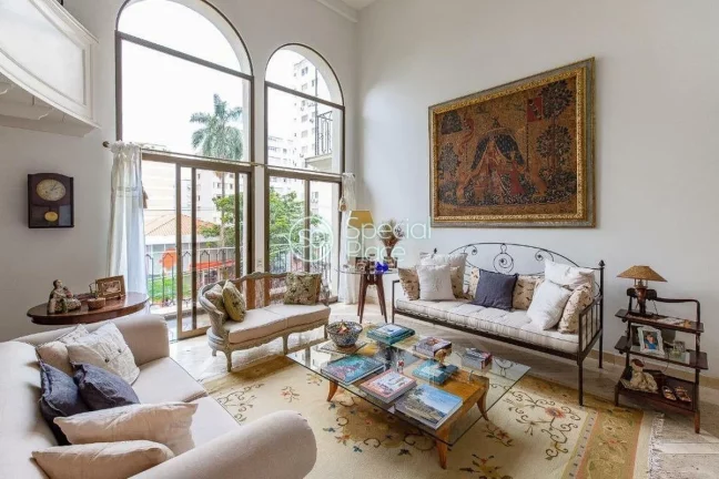 Imagem Belíssimo apartamento com 264 m² de área privativa, living com pé direito duplo, lareira, mezani...