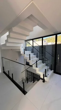 Imagem Sobrado Triplex com 4 suítes e 2 vagas de garagem em Camboriú