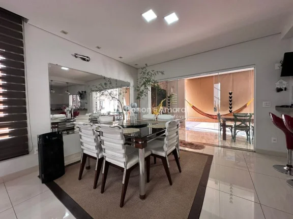 Imagem Casa à venda no Condomínio Reserva Real em Paulínia

O sobrado conta com uma sala de estar c/ pé...