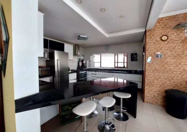Imagem Sobrado Fantástico 4 Dormitórios, 2 Suítes, sendo uma Master com Closet, hidromassagem e Sacada G, Piscina em Interlagos, Próximo ao Autódromo