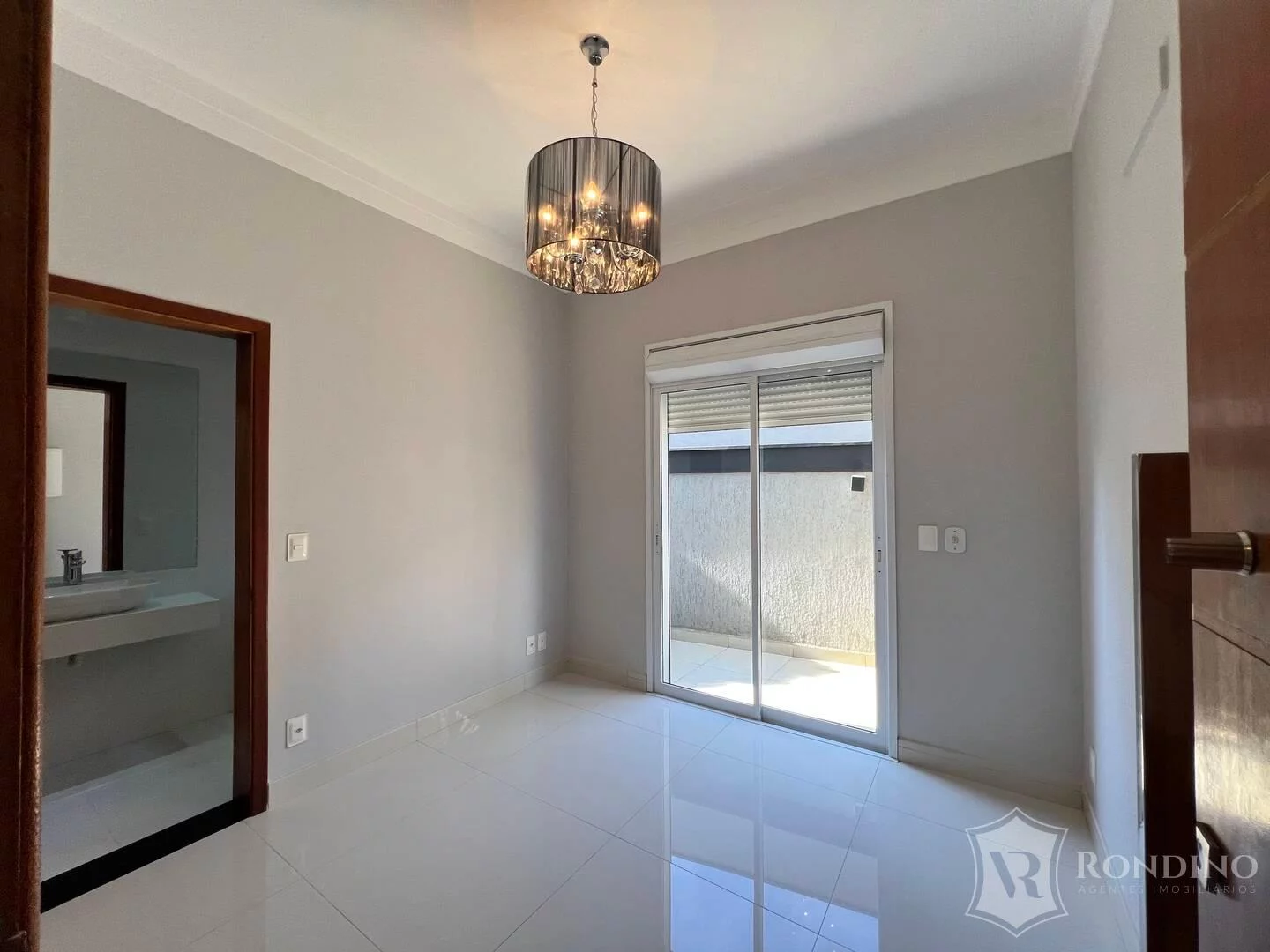 Imagem Casa no Alphaville Nova Esplanada com 4 Suítes e Piscina