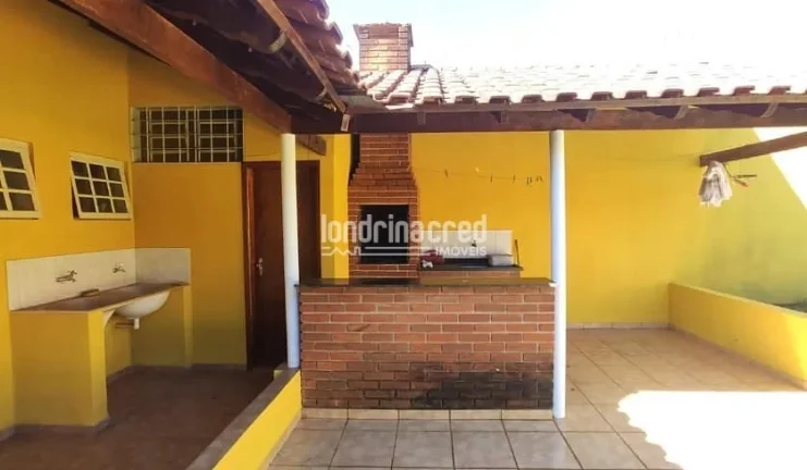 Imagem Linda casa no Jardim Lindóia com 112m², 2 quartos (1 suíte), sala em 2 ambientes, churrasqueira, garagem e ampla área gramada nos fundos