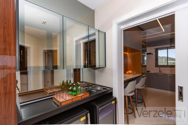 Imagem Apartamento 4 ou + dormitórios para Venda em Balneário Camboriú / SC no bairro Centro