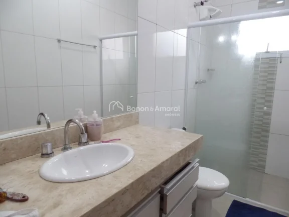 Imagem Excelente casa em condomínio, térrea e com terreno diferenciado (342 m²). 
Muito bem construída ...