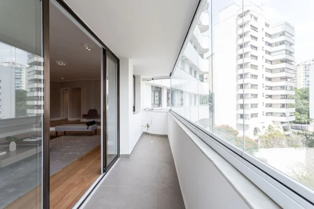 Imagem Apartamento 306M² Reformado, 4Q, 3 Suítes, 2 Salas, 3 Banheiros, 4 Vagas, Lavabo, Varanda, Piscina, Academia, Churrasqueira, Salão de Festas e Jogos.