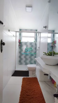 Imagem Sala espaçosa para 2 ambientes, varanda, sala de jantar, 3 dormitórios sendo uma suíte, banheiro social, cozinha, lavanderia, piscina, churrasqueira, 1 edícula com 2 suítes, 5 quartos