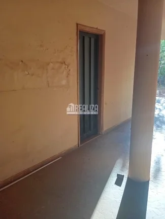 Imagem Vende-se casa de alto padrão com dois pavimentos no Centro de Igarapava/SP