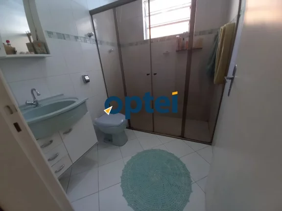 Imagem Casa Térrea com 178 m² de A.C. com 02 dormitórios, sala ampla, cozinha e 2 vagas de Garagens. Nos fundos 01 apartamento, e uma suíte na parte de cima