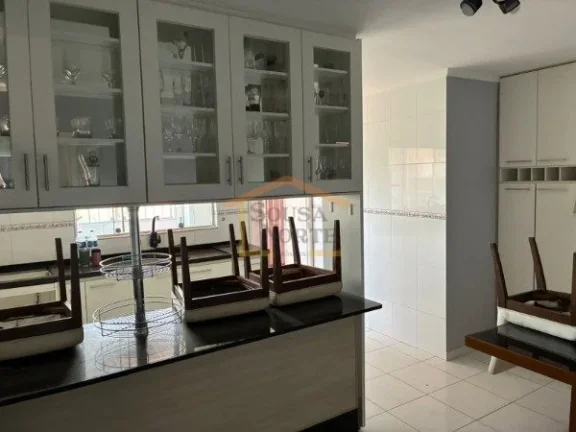 Imagem Sobrado com ambientes amplos e bem distribuídos, 3 dormitórios, sendo 3 suítes, salas de estar e ...
