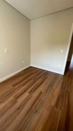 Imagem Casa Alto Padrão com 3 dormitórios sendo 1 suíte master e 2 vagas no América em Joinville/SC