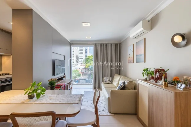Imagem Apartamento à venda com 2 suítes no Cambuí. Possui 72m² e foi reformado com projeto de arquiteta...
