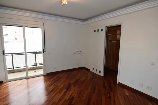 Imagem Cobertura à venda na Vila Madalena com 3 suítes e 3 vagas com piscina.