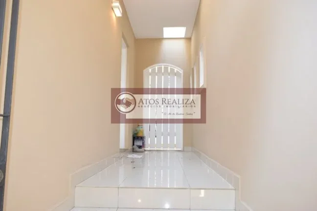 Imagem Sobrado no Jardim Umuarama com 4 quartos, sendo 2 suítes, sala de estar, lavabo, sala de jantar, cozinha e ampla copa. Piso em porcelanato, tanto no térreo como no andar superior. Armários nos quartos e cozinha. Home office/edícula completa, lavanderia, e