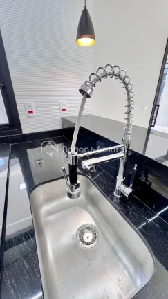Imagem Apresentamos uma belíssima casa de luxo localizada no exclusivo Condomínio Portal do Jequitibá, e...