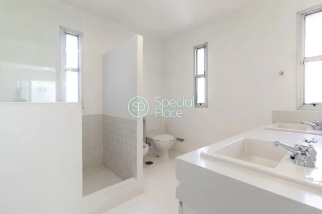 Imagem Cobertura duplex com 192m² localizada em uma rua pequena e tranquila, próxima do Shopping Iguatemi...