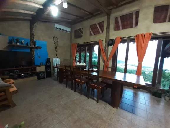 Imagem Imperdível casa à venda em Garopaba-SC, Praia da Gamboa! 3 quartos, 3 suítes, 5 banheiros, 8 vagas de garagem - 38.588,00 m² de área.