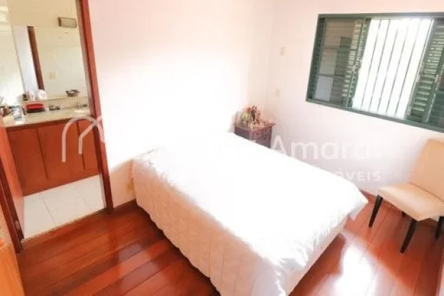 Imagem Linda e espaçosa casa de esquina com 322 m² de área construída. A residência possui living para...