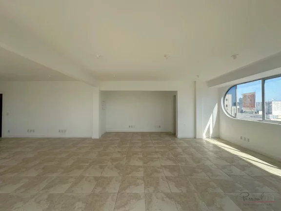 Imagem Ampla sala comercial com vista e terraço em um prédio tradicional do centro de Florianópolis. A s...