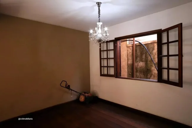 Imagem Casa com aproximadamente 200m² em um lote de 360m² de área, ideal para quem busca espaço, confor...