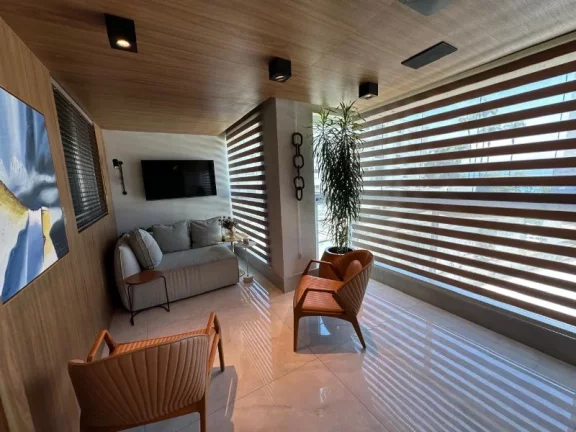 Imagem A 5ª Avenida Imóveis apresenta essa exclusiva e bem decorada unidade de 3 Suites + gabinete no CONDOMÍNIO BARRA PORTO no melhor ponto da BARRA: