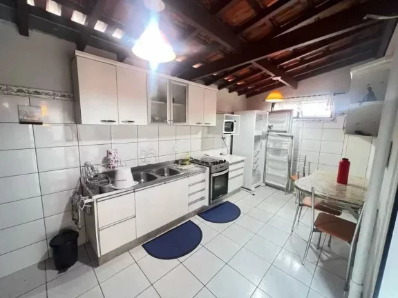 Imagem Apartamento diferenciado com 2 dormitórios sendo 1 suíte e 1 vaga de garagem a 350m da Praia Central