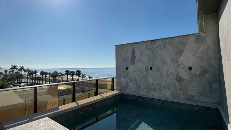 Imagem Cobertura triplex com 4 suítes e 4 vagas de garagem na Praia Brava, Itajaí/SC